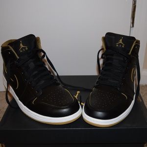 Air Jordan 1 Mid black/metallic gold
